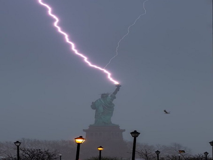 ¡Increíble! Rayó cayó en la Estatua de la libertad