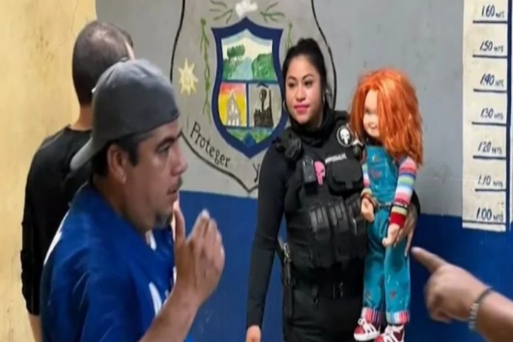 Un delincuente utilizaba un muñeco de Chucky para atracar