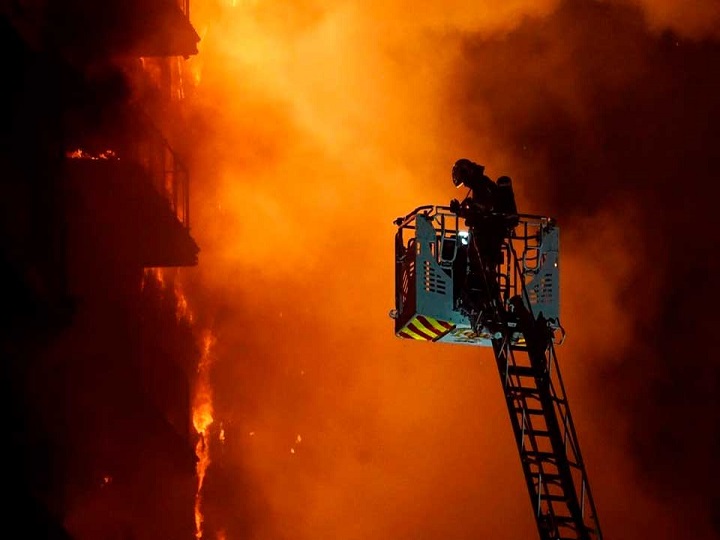 Voraz incendio en España deja varias personas muertas