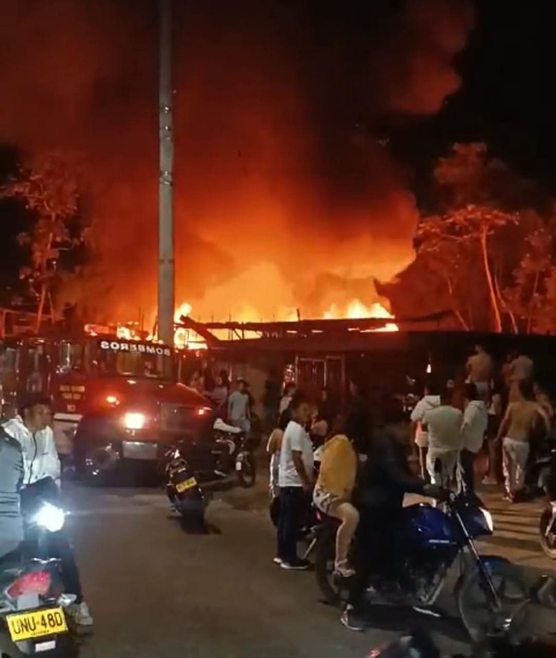Incendio arraso varias viviendas en Pitalito