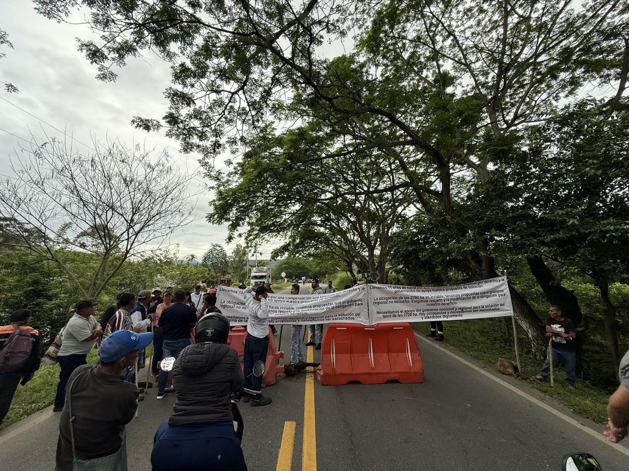Bloqueo total en la Ruta 45 en el sector El Llano del Perezoso por manifestantes afectados por la construcción del embalse El Quimbo