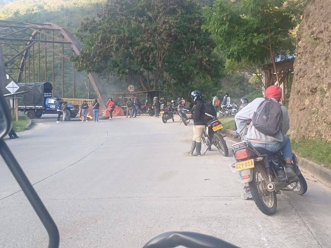 Camioneros, indígenas y campesinos realizan tres bloqueos sobre la Transversal del Libertador en La Plata.