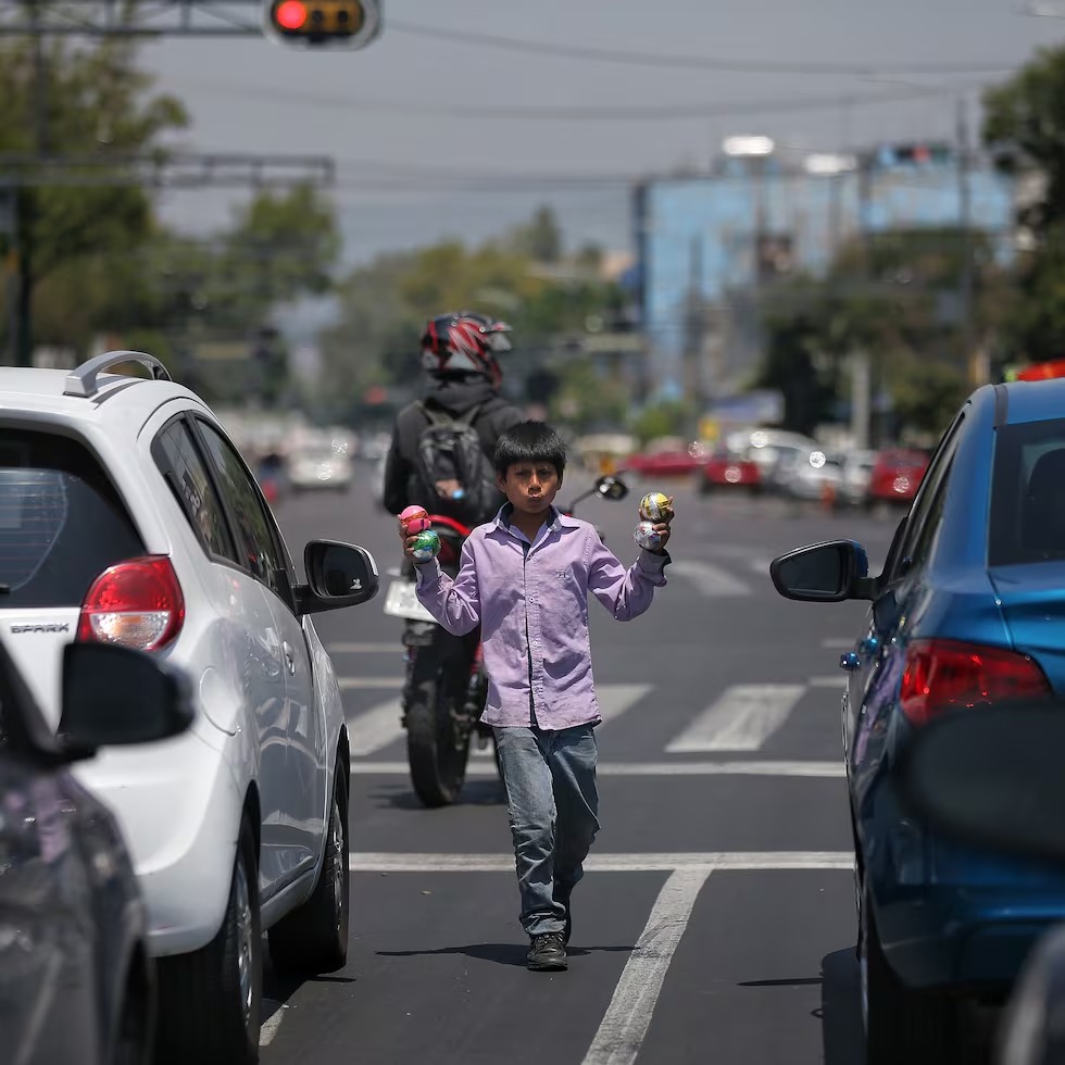 Presencia de menores en semáforos sigue amentando