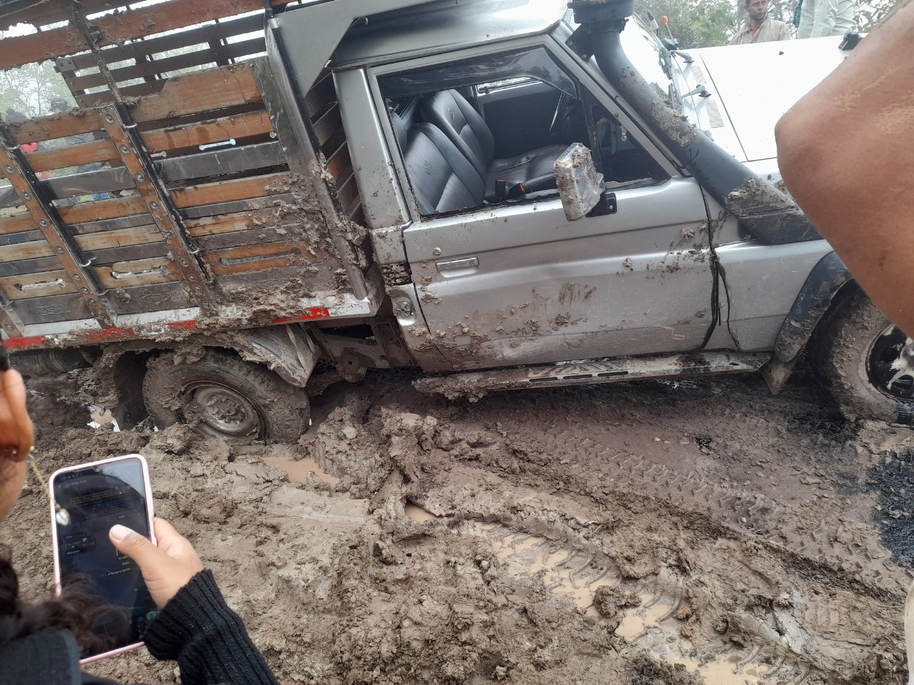 Mal estado de la vía en Colombia, Huila, provoca accidente de tránsito sin heridos, pero con pérdidas materiales