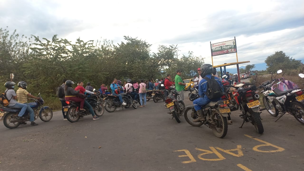 Cerrada vía Neiva-Villavieja sector de Hato Nuevo