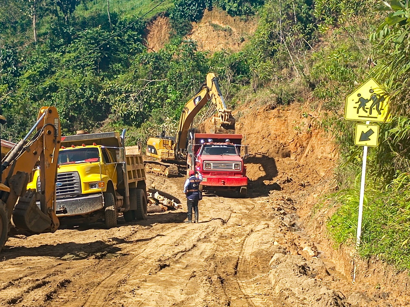 Habilitan la vía Neiva - San Vicente del Caguán tras más de un mes cerrada por derrumbes