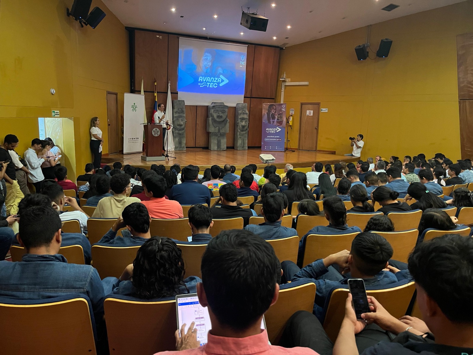 Lanzan estrategia para brindar educación y empleo a jóvenes en Neiva