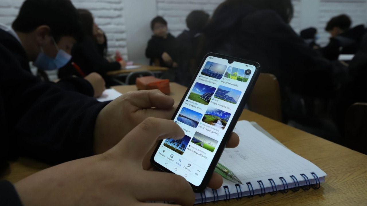¡Adiós al celular! Colegio de Aipe prohíbe ingreso de móviles desde septiembre
