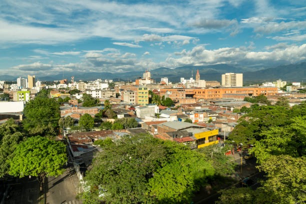 mejora en emprendimiento, pero enfrenta desafíos en capital social, según el ISEM 2025
