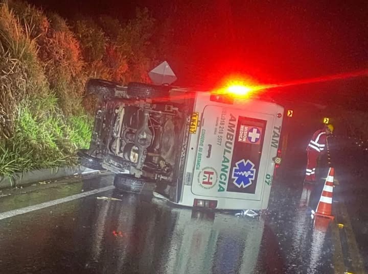 Ambulancia del Hospital San Vicente de Paúl vuelca en Los Altares sin dejar heridos