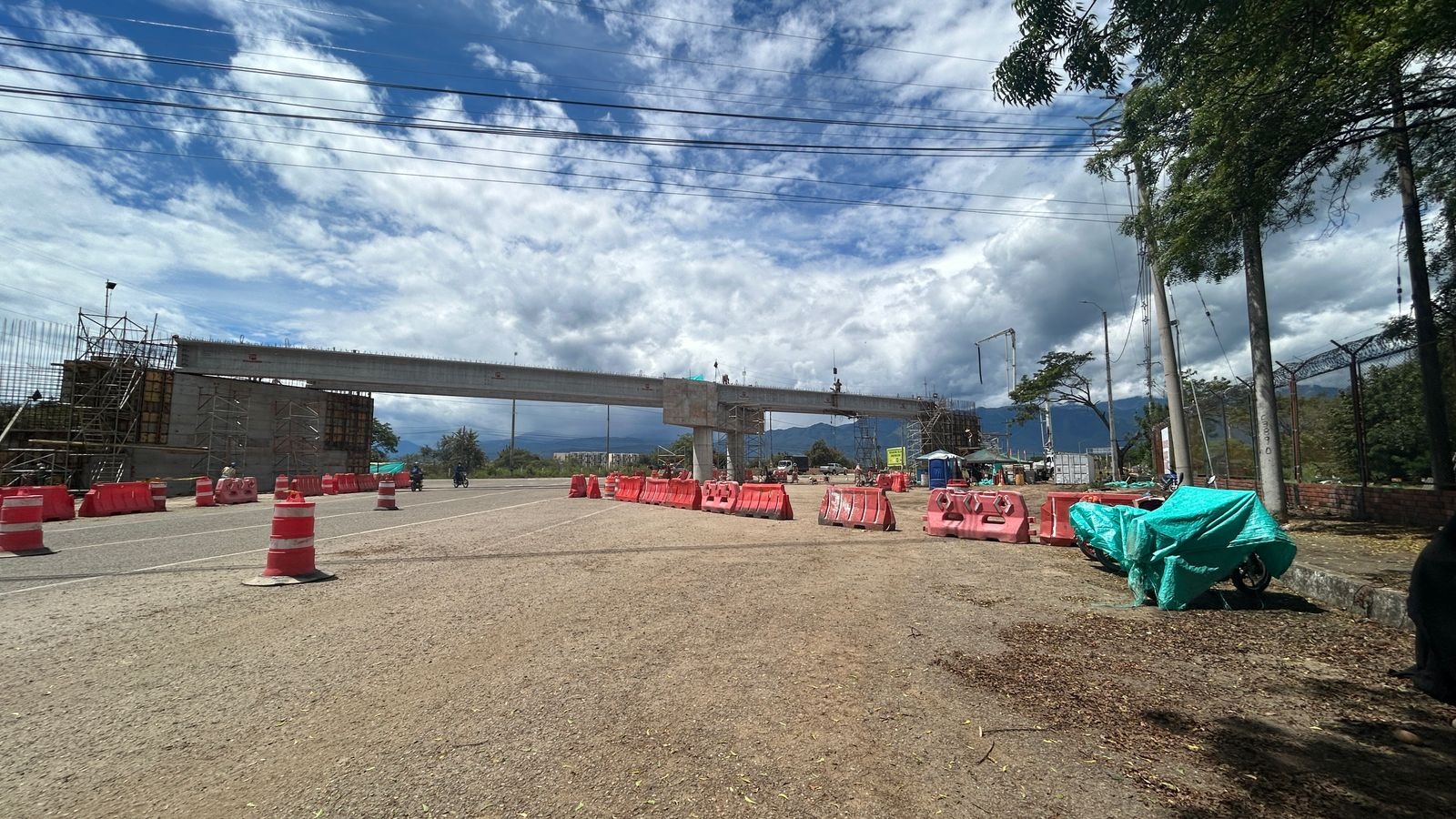 Dos diseños sobre la mesa para construcción de la glorieta junto a Surabastos