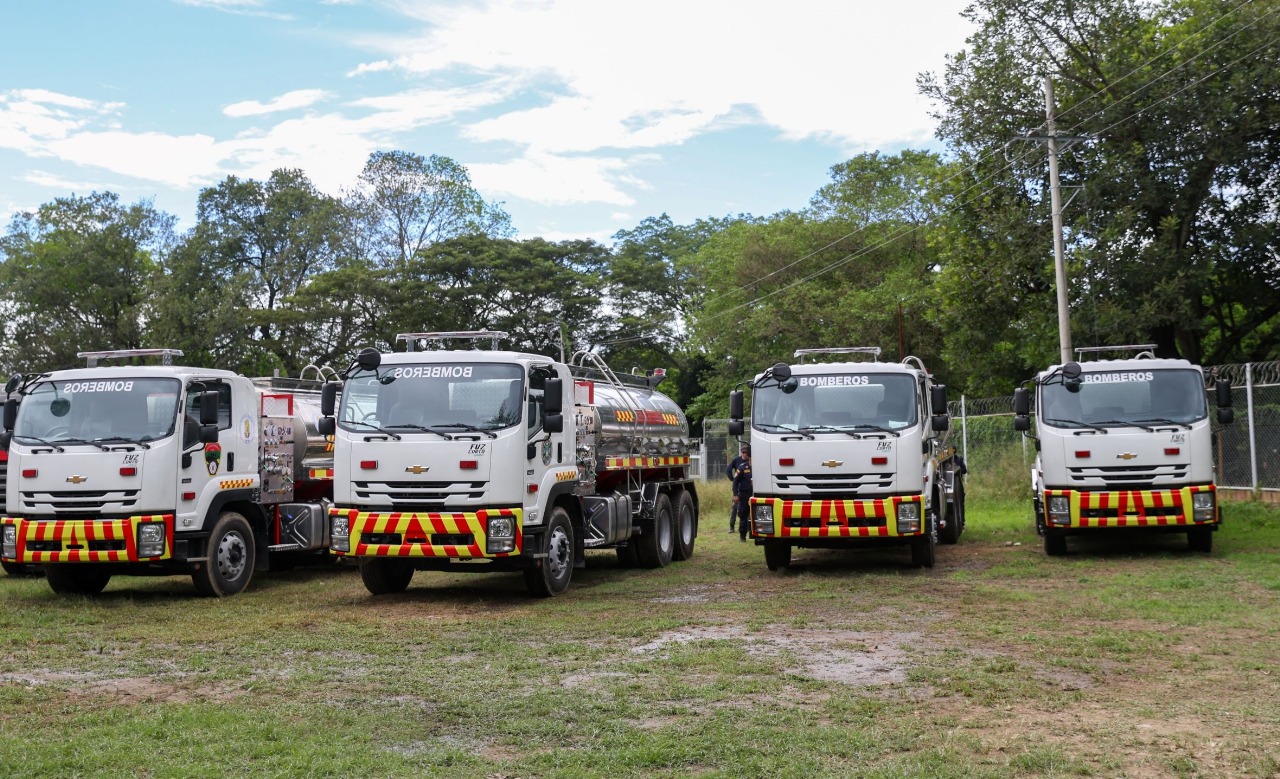 Tras tres años de retrasos, bomberos del Huila por fin reciben sus nuevos vehículos cisterna