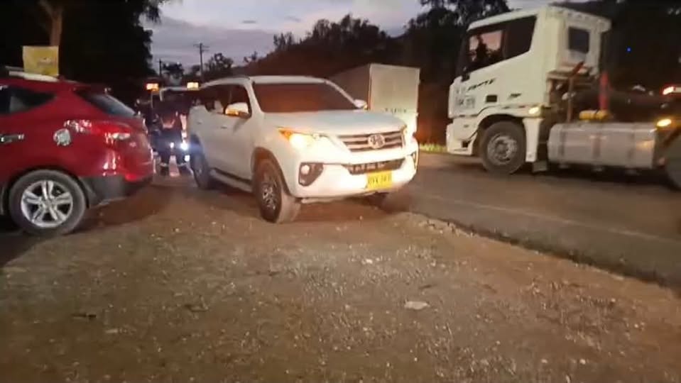 Terror en la vía Neiva–La Plata: armados retienen dos vehículos y se llevan a sus ocupantes