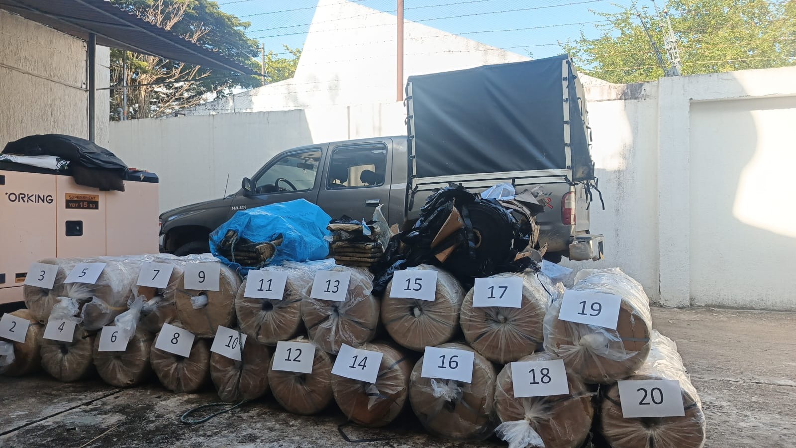 Golpe al narcotráfico en Íquira: incautan casi una tonelada de marihuana camuflada en rollos de plástico