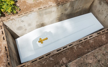 Habitantes de Hobo deben saltar sobre tumbas ante grave falta de espacio en el cementerio