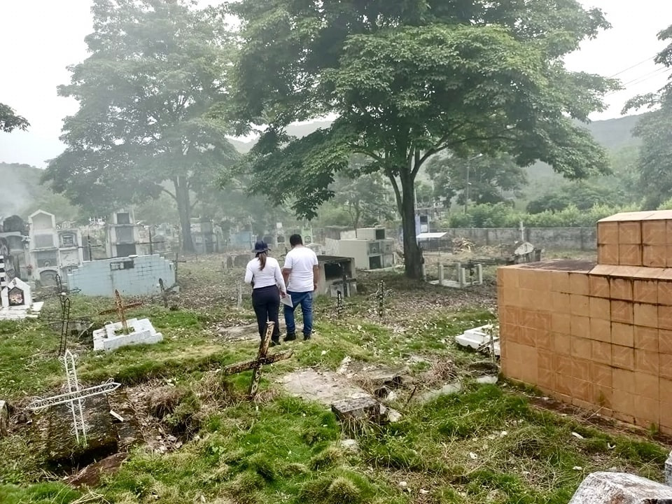 La tradición de sepultar en tierra colapsa el cementerio de Algeciras y obliga a exhumaciones