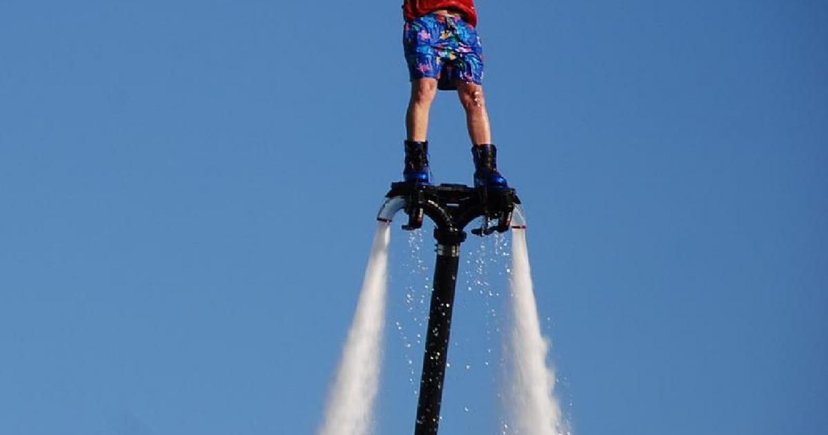 Hombre cayó desde más de 15 metros al perder el control del ‘jet pack’ que él mismo creó