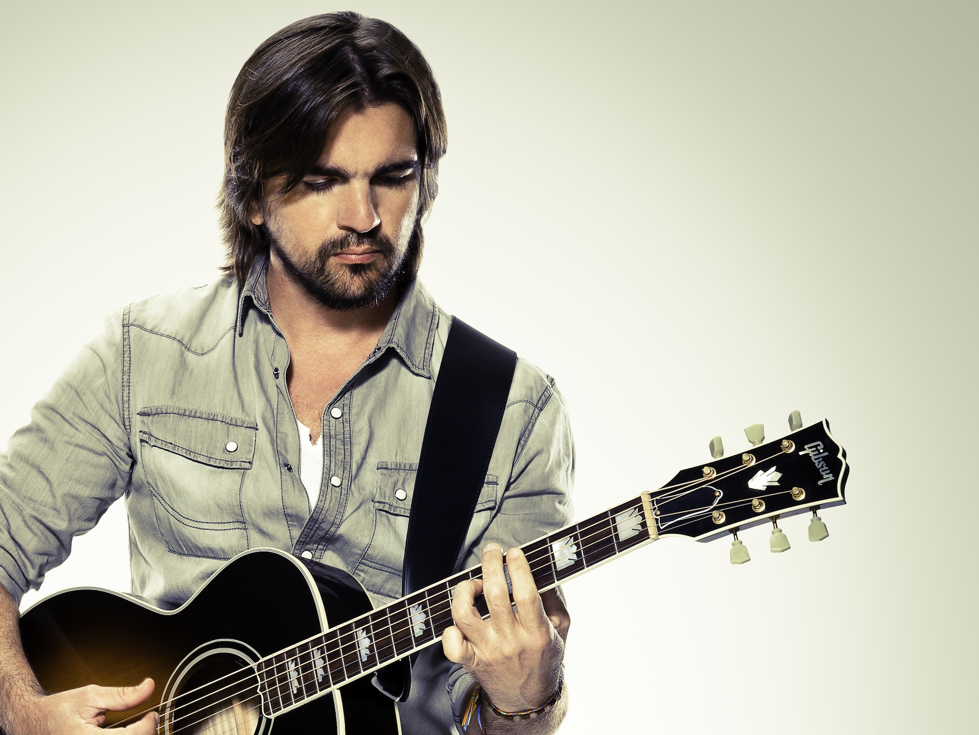 Se acerca el Día del Padre y Juanes lanza un emocional video