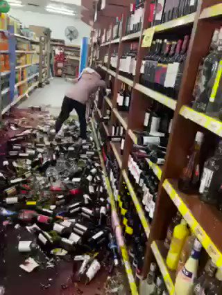 Mujer fue despedida de un supermercado y destruyó la estantería de vinos como venganza