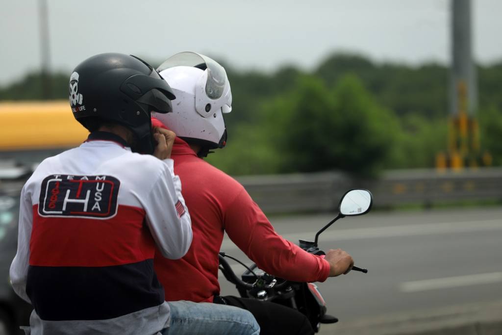 Prohibición del tránsito de motocicletas de 11pm a 5am.