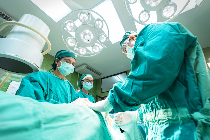 Le hicieron quimioterapia por una masa en su cuello y resultó ser una gasa olvidada en una cirugía