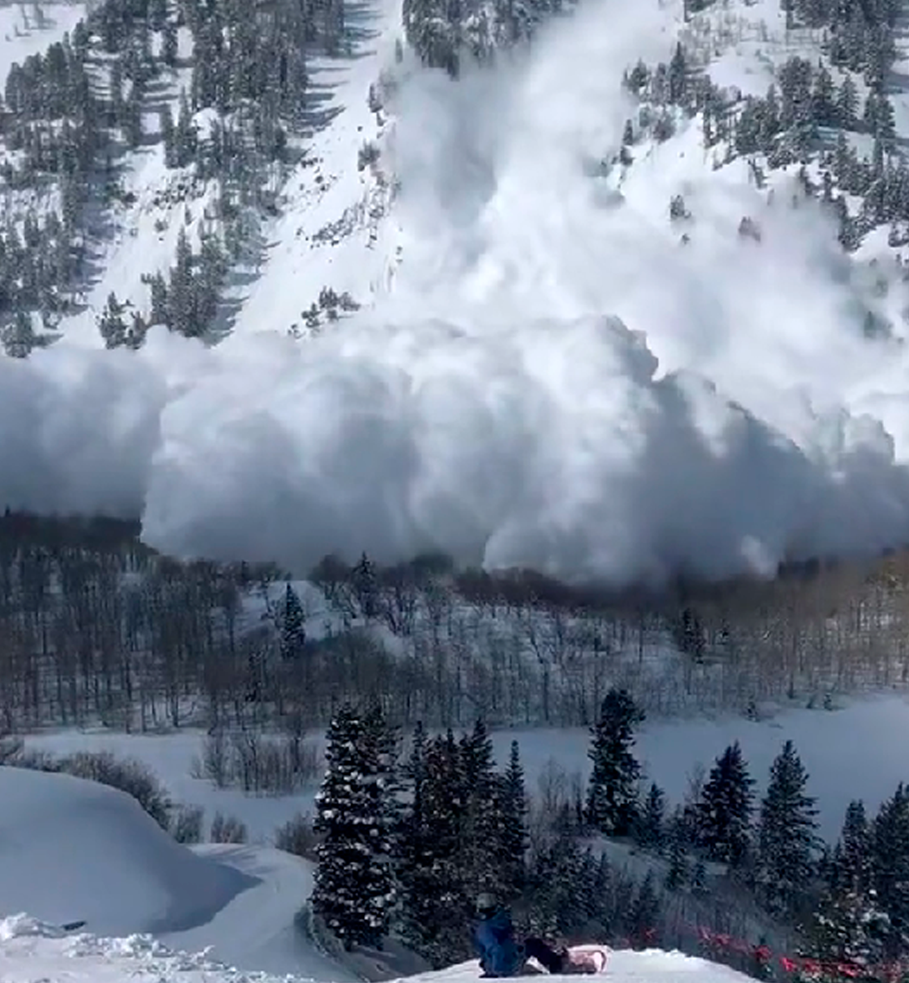Impresionante avalancha fue captada en cámaras por esquiadores