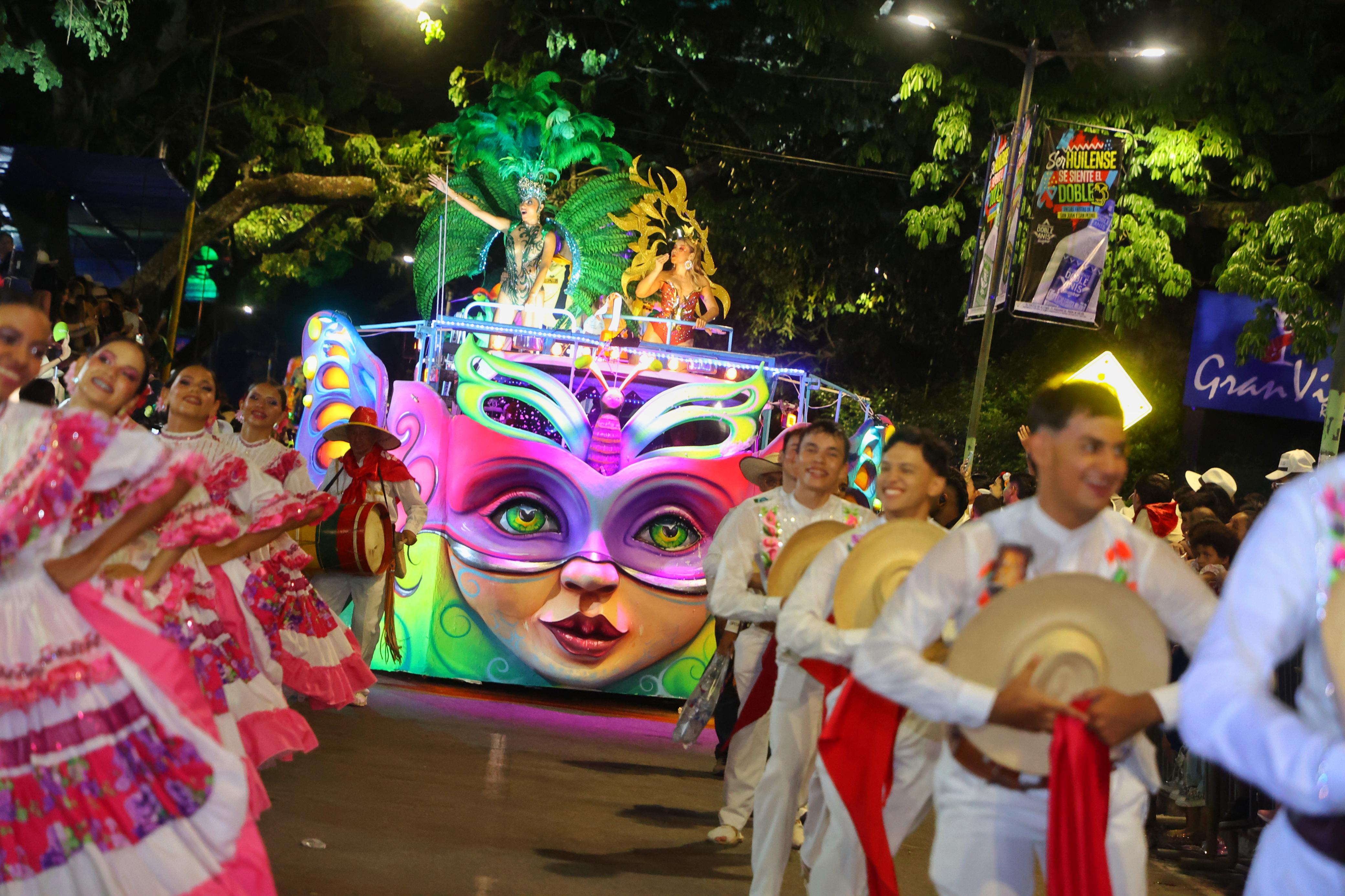Neiva se ilumino con el desfile nocturno