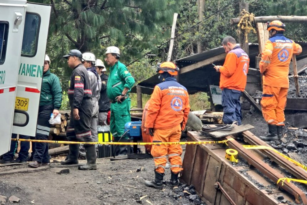 Hallan sin vida a dos trabajadores tras explosión por gases