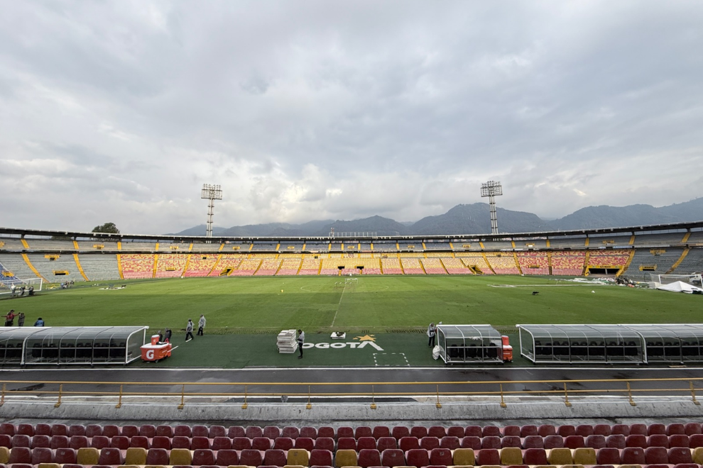 Dimayor levanta sanción y el fútbol regresa a El Campín tras intervención de la grama