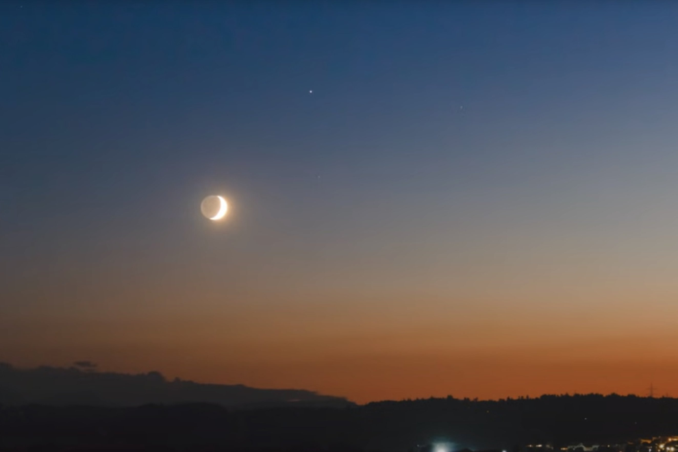 La Luna y Saturno se encuentran en el cielo
