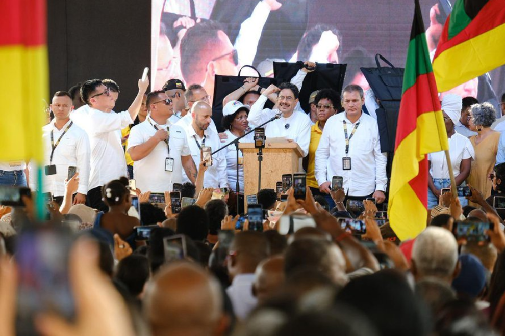 Iván Cepeda lidera la carrera presidencial 2026, según encuesta de Invamer