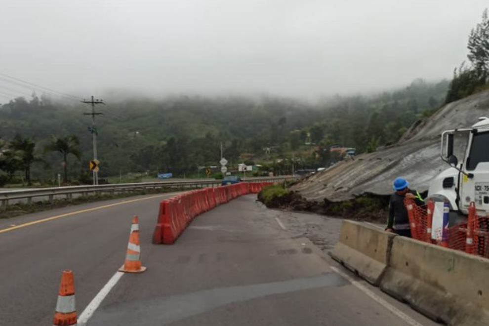 Paso a un carril en la vía entre Bogotá Girardot por caída de material