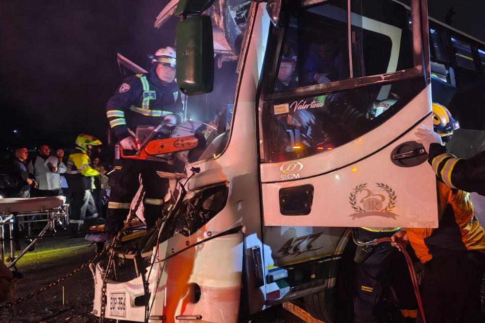 Grave choque de buses en la vía Bogotá–La Vega deja 30 heridos