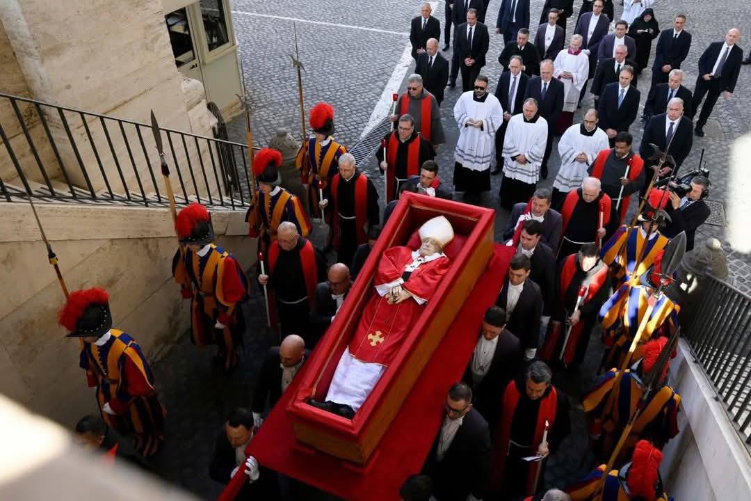 Miles de fieles ven la procesión del féretro del papa Francisco hasta la basílica de San Pedro