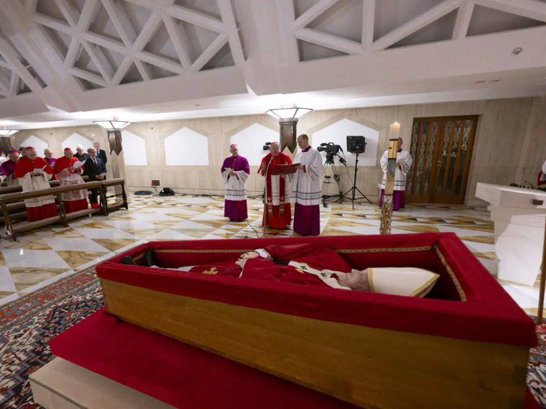 El Vaticano hace pública la primera imagen del papa en el féretro