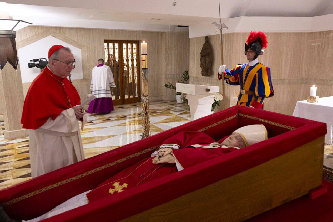 El Vaticano difunde las primeras imágenes del féretro del papa Francisco