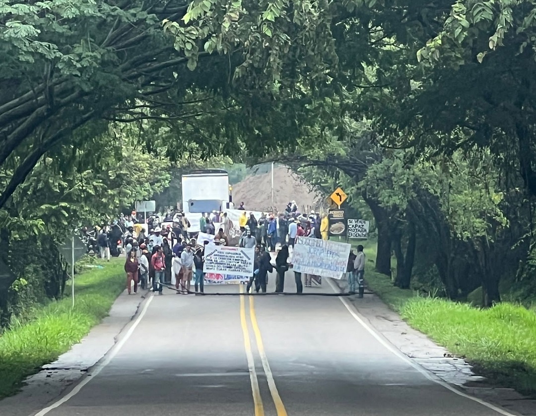 Bloqueo en la vía Hobo - Gigante por protesta de campesinos e indígenas