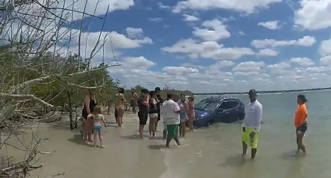 Mujer pasada de tragos manejó camioneta de alta gama en una playa