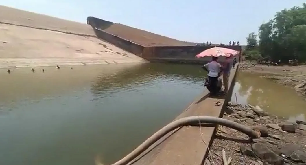 Funcionario dejó caer su celular a una represa de agua