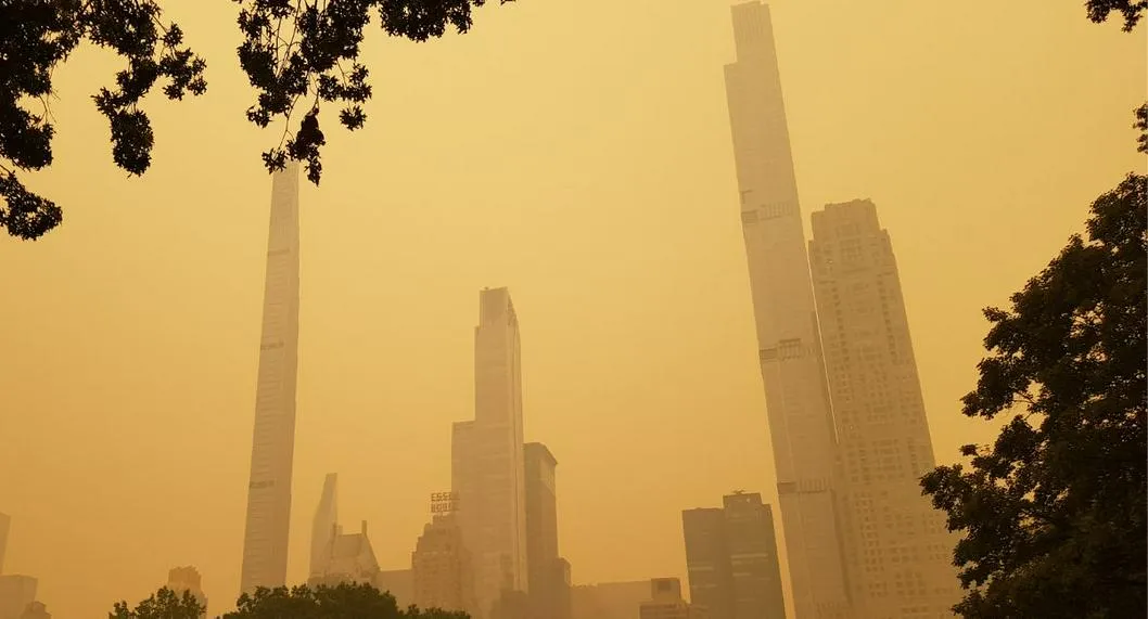 Nueva York quedó bajo espesa nube color naranja