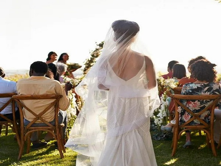 Ceremonia de matrimonio inició sin la novia, ante retraso en la llegada de la mujer