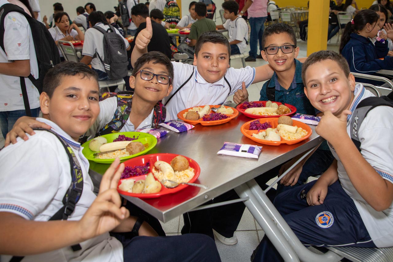 Los colegios de Neiva corren el riesgo de quedarse sin alimentación