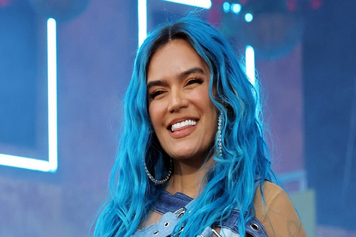 Karol G le dice adiós a su cabellera azul con lujoso viaje por el mundo