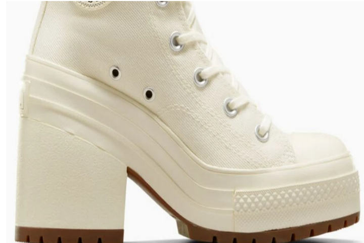 Vuelve estar en tendencia el tenis tacón