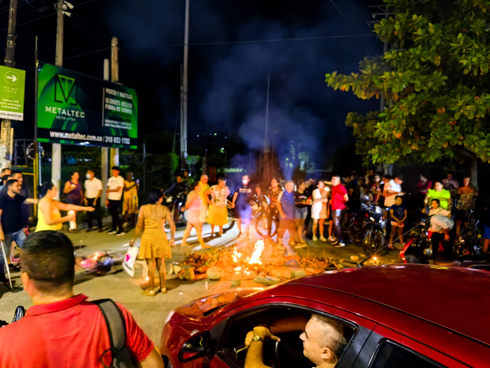 Familias de los Conjuntos de la Primavera y Primavera Verde realizaron una protesta por falta de alumbrado público