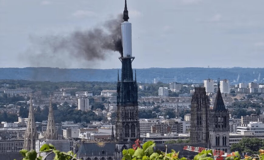 En llamas torre de la catedral de Notre-Dame en Francia