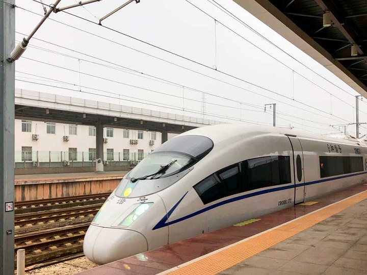 Comparación entre un tren de alta velocidad y uno regular