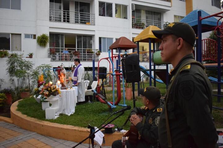 La capellanía de la policía nacional lleva la santa misa a los conjuntos residenciales