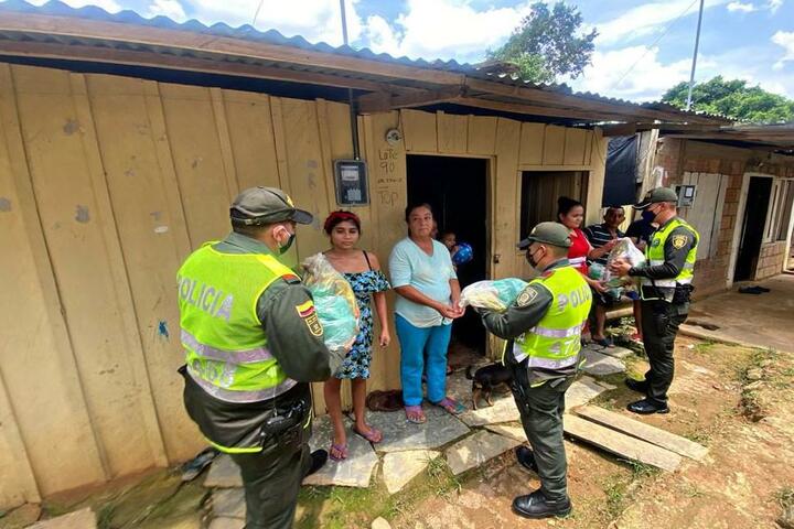 La Policía Nacional continúa desarrollando actividades, ayudando a familias vulnerables de florencia