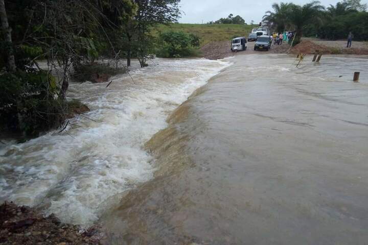 Gobernación del Caquetá atiende emergencia por lluvias en la vía Valparaíso – solita